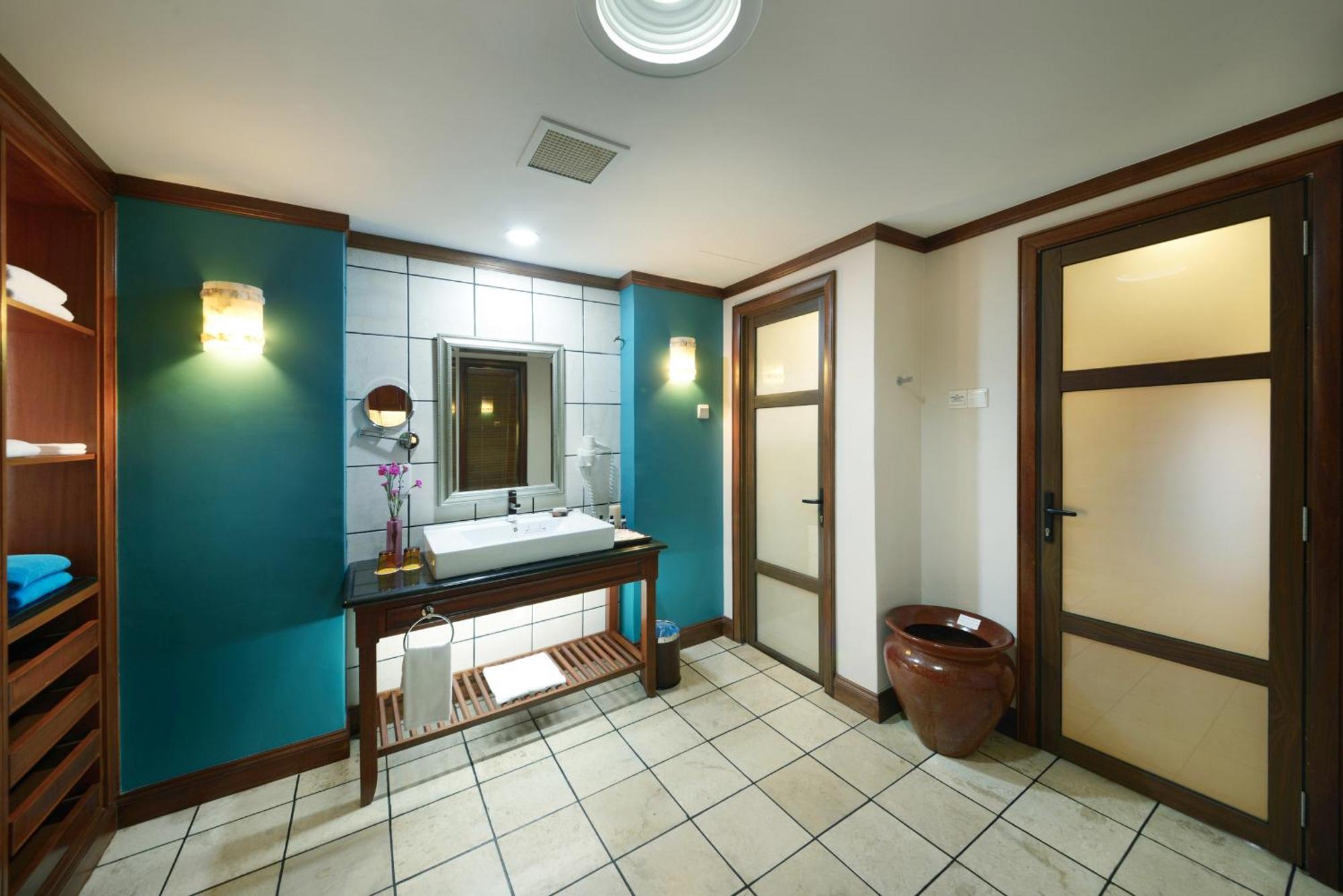Готель Grand Lexis Порт-Діксон Екстер'єр фото Bathroom