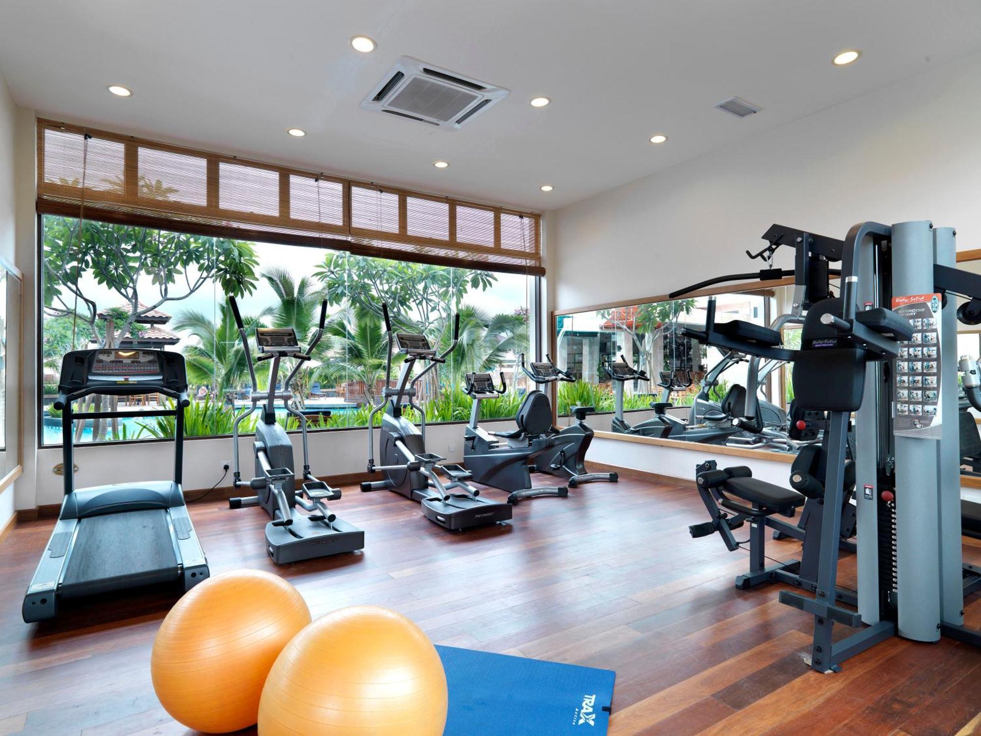 Готель Grand Lexis Порт-Діксон Екстер'єр фото A gym in a hotel