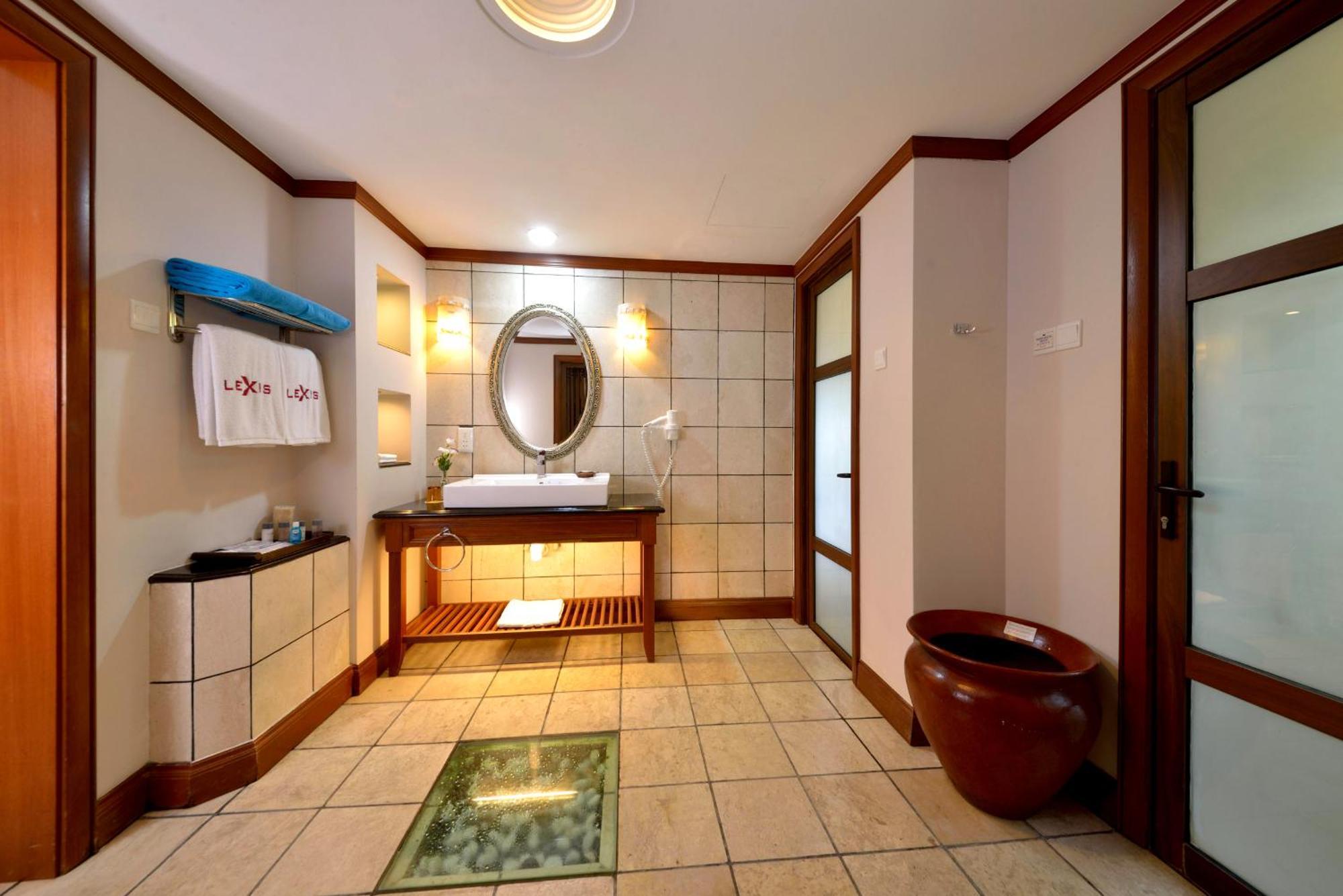 Готель Grand Lexis Порт-Діксон Екстер'єр фото Bathroom