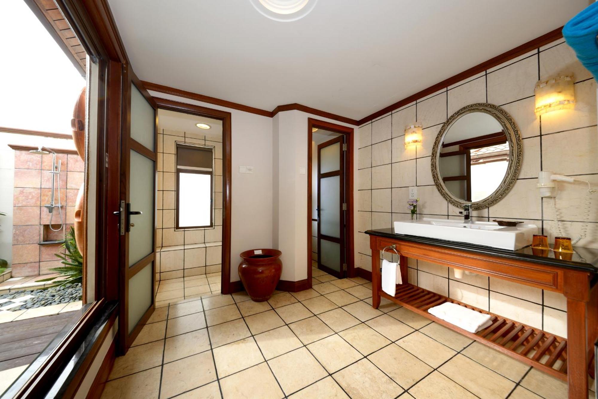 Готель Grand Lexis Порт-Діксон Екстер'єр фото Bathroom